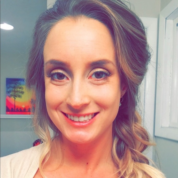 Meet your posher, Jennifer... - Picture 2 of 2